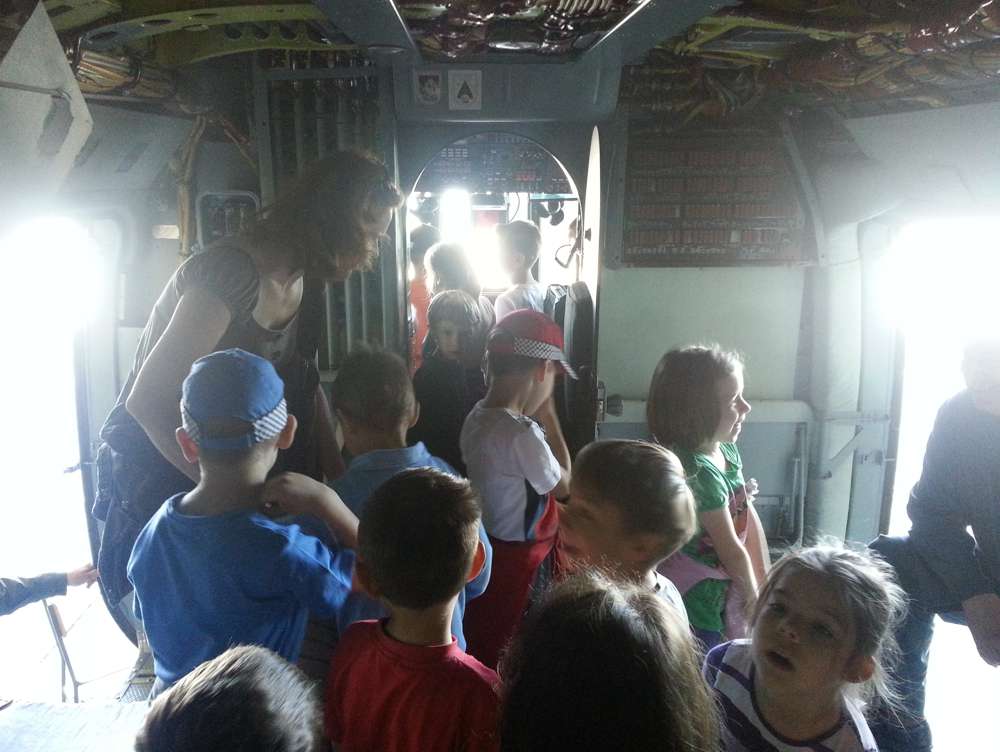 Djeca u posjeti 91. zrakoplovnoj bazi Pleso - slika broj: 2